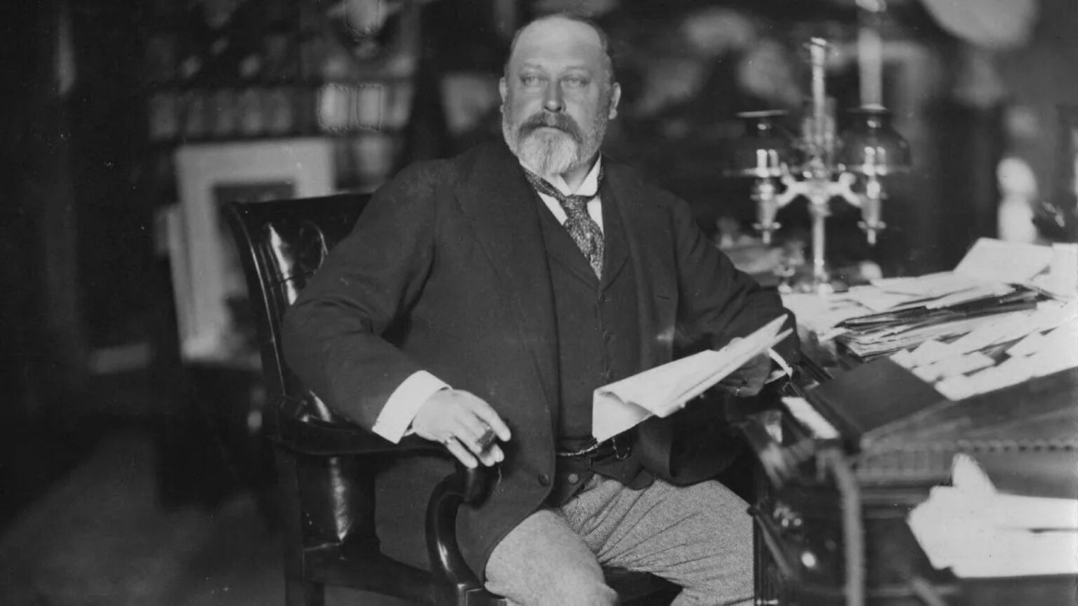 King Edward Love Chair: Royal Romance in Seating - imaginaryhistory.com